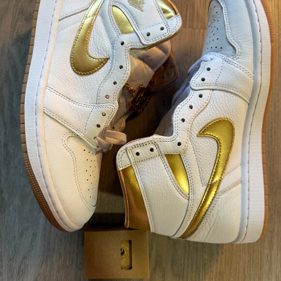 Jordan 1 Retro High OG Metallic Gold - W9.5 - Picture 2 of 8